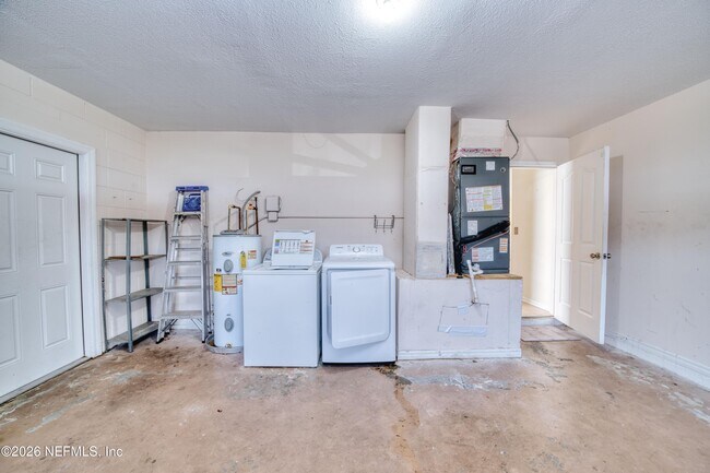 Building Photo - 5628 Loma Vista Dr W