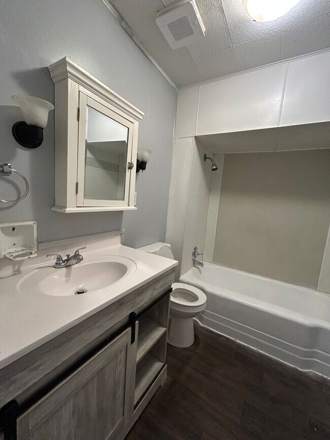 Building Photo - Updated 3-Bedroom, 1-Bathroom Home – $1,40...