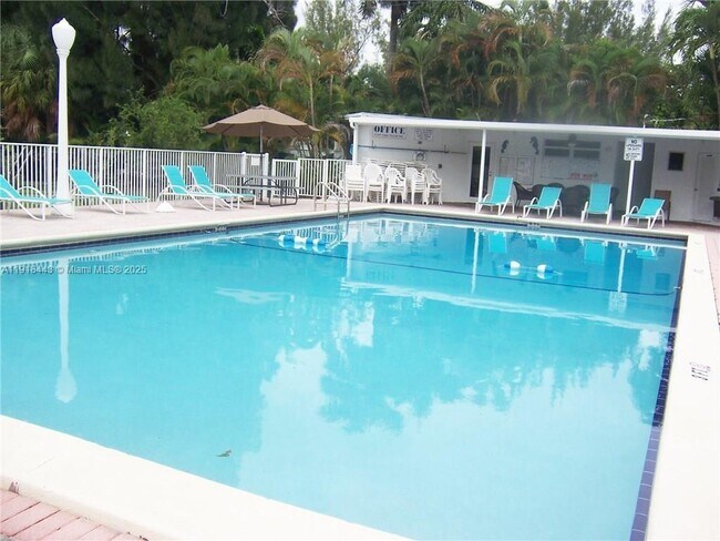 Building Photo - 1025 SE 15th St