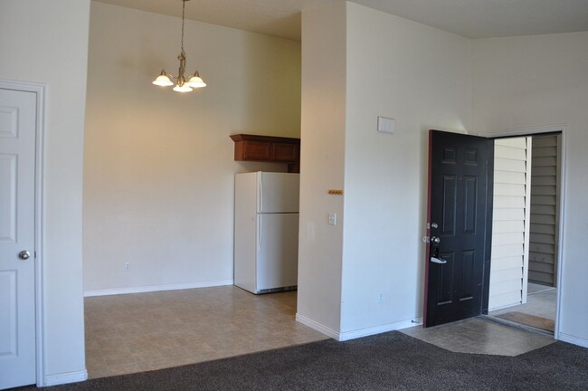 Building Photo - 3 bedroom 2 bath!! Available Now!!