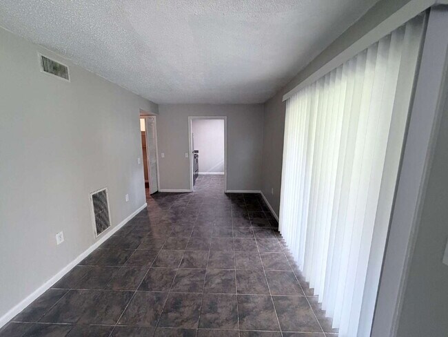 Building Photo - "Charming 3-Bedroom Home with 2 Full Baths in Prime Lakeland Location!"