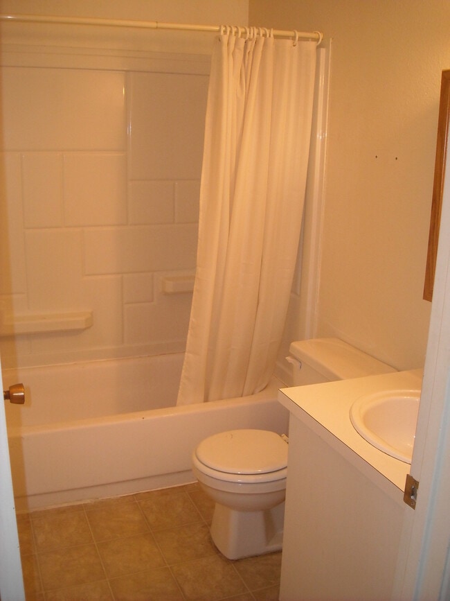 Building Photo - Two Bedroom Townhouse in South Salem