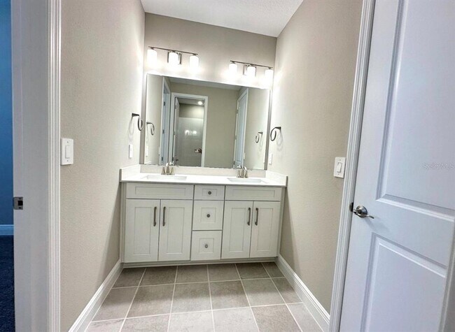 Building Photo - 2122 Divot Dr