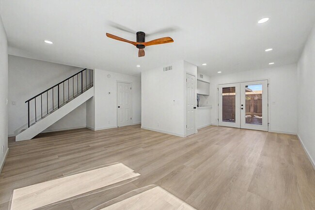 Building Photo - Remodeled 3BR End Unit Townhome in South Tempe | Private Yard + Covered Parking