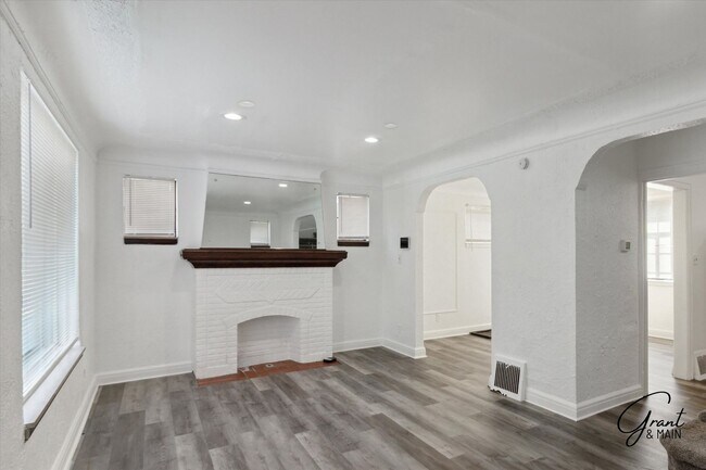 Building Photo - #1300 3 bedrooms