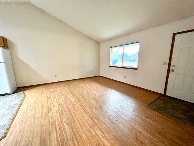 Building Photo - 1007 E 19th Ave