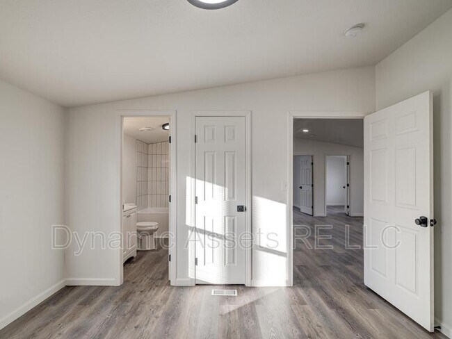 Building Photo - 403 N Walnut St