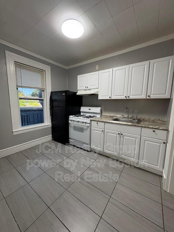 Primary Photo - 64 Hollis St