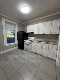 Building Photo - 64 Hollis St