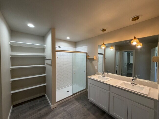 Building Photo - Beautiful 4 Bedroom 2 Bath Home in Wollforth!