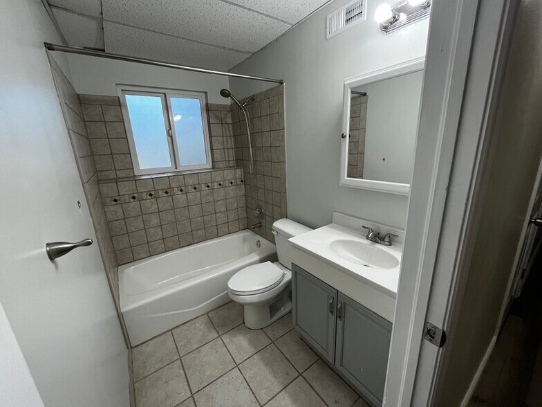 Building Photo - 1442 Willowbrook Dr