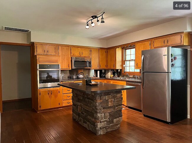 Building Photo - Charming Home in a Prime Central Springfield Location