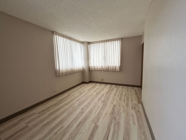 Building Photo - Two Bedroom Condo in Aiea