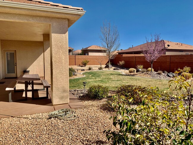 Building Photo - Lovely Home with RV parking in Sky Ridge