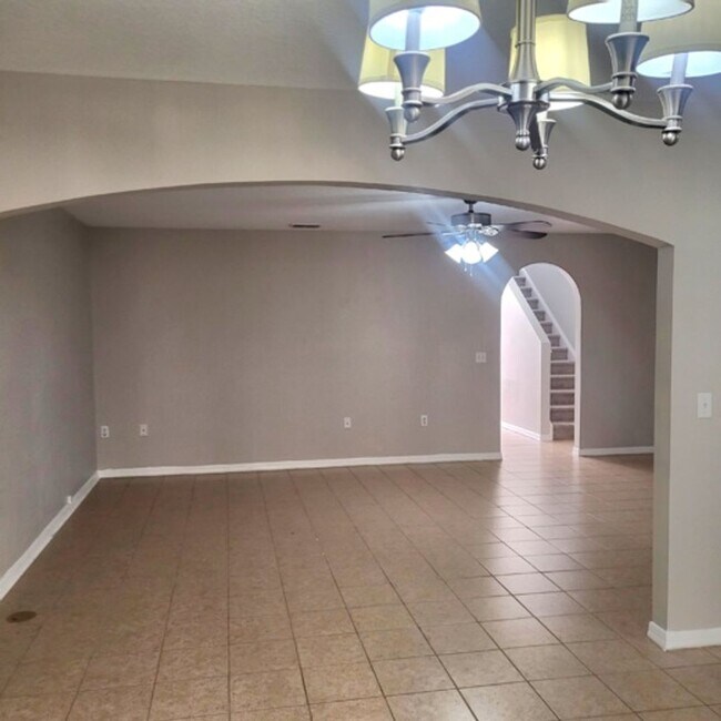 Building Photo - Well laid out 3 BDR /2.5 BTH Townhome with...