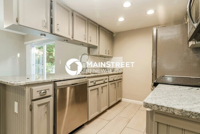 Building Photo - 4 Bedroom Pet-Friendly Home in Clearwater, FL with Main Street Renewal