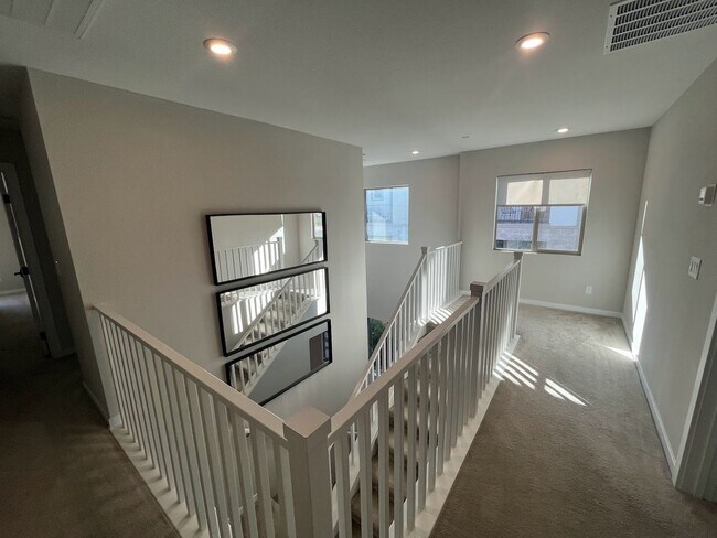 Building Photo - Beautiful 3 Bedroom Townhome in the Southw...