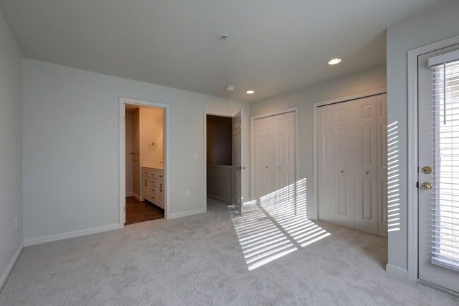 Building Photo - Luxury 2BR 2.5BA Townhouse Style Condo @ Lochshire on Forbes Creek