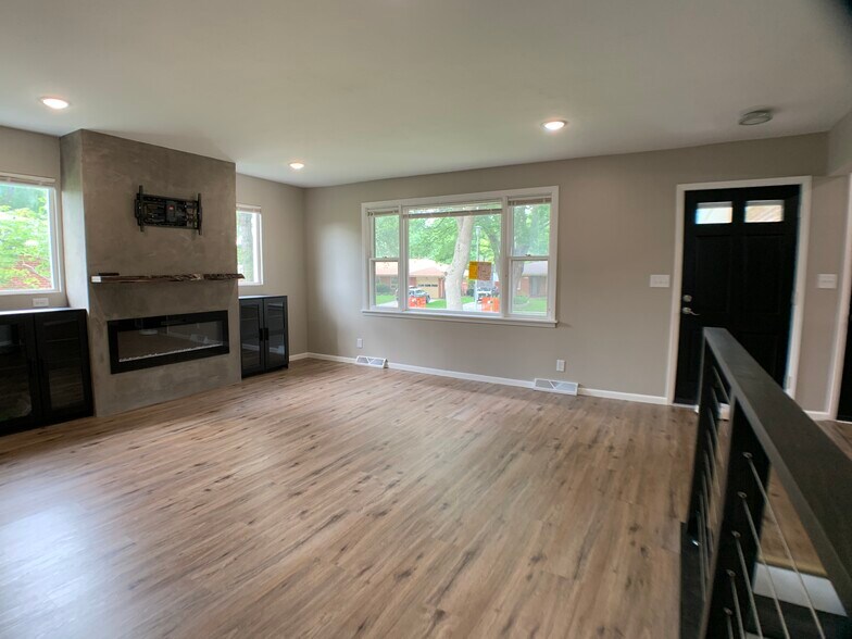 Building Photo - 211 Wedgewood Dr