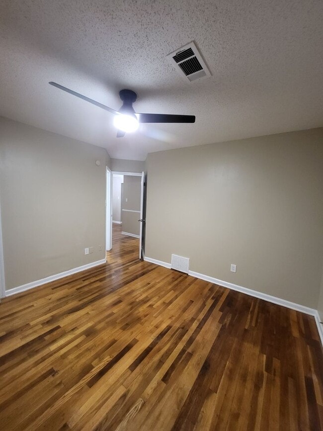 Building Photo - Spacious 4 bedroom 2 bath home for lease