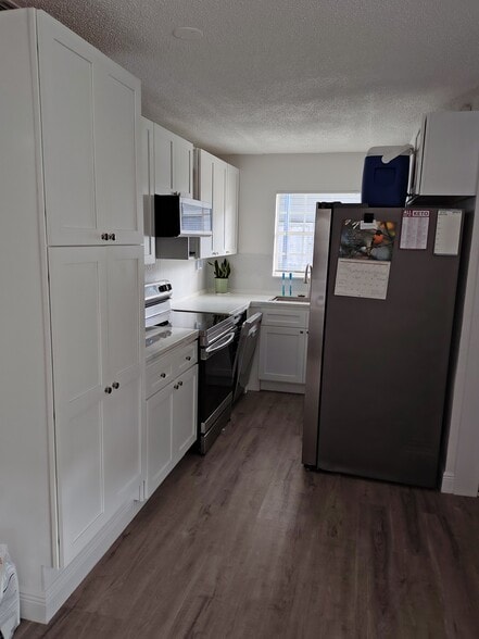 Building Photo - 313 Dirksen Dr