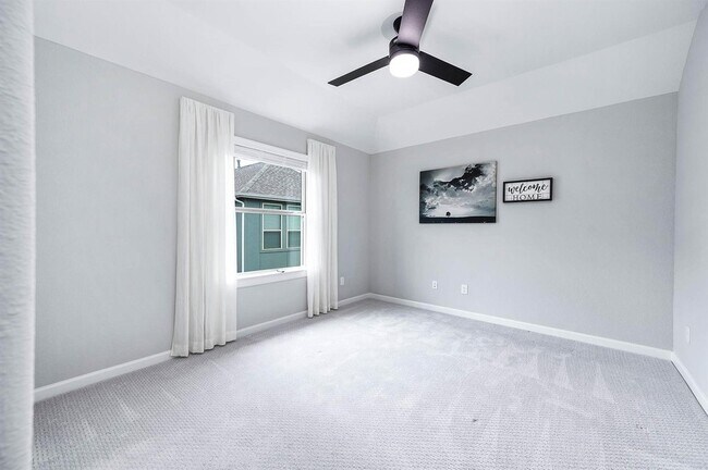 Building Photo - 2022 Groveland Glen Dr