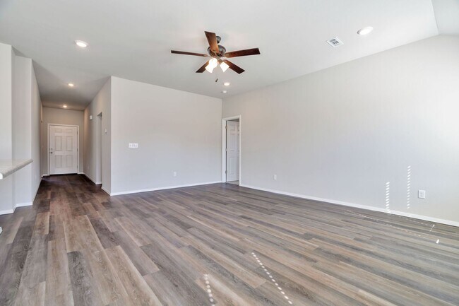 Building Photo - Spacious 3 bed, 2 bath in East Siloam Spri...