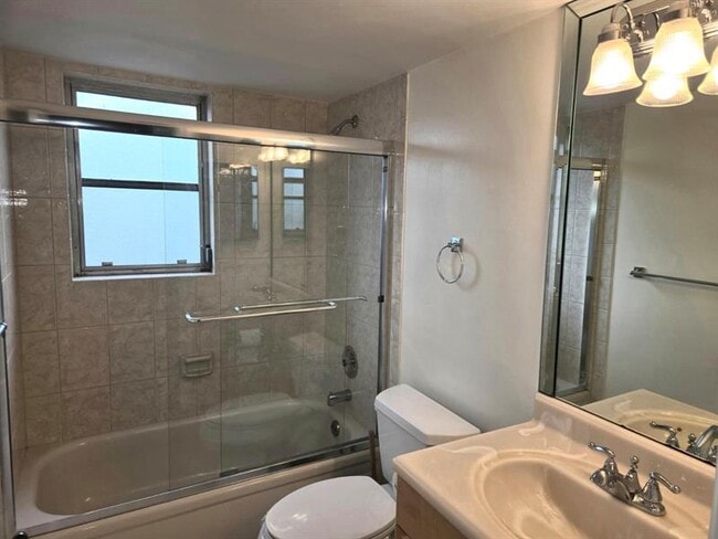 Building Photo - 7300 Lake Cir Dr