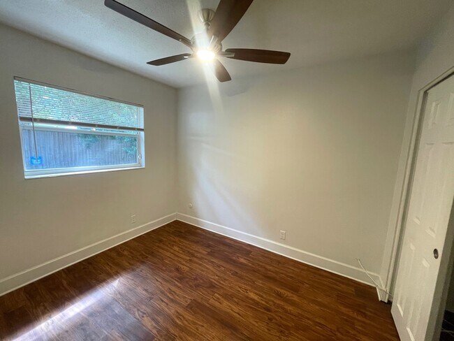 bed 3 - 6604 S Mascotte St