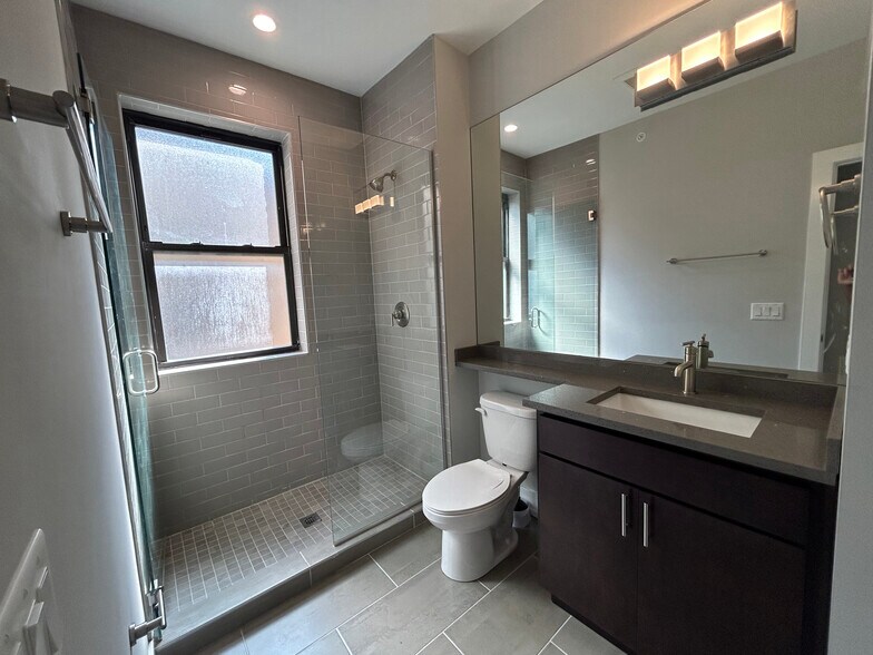 Building Photo - 1000 Crain St