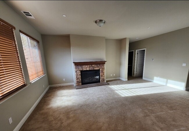 Building Photo - 4 Bedroom 2 bath home with garage, yard.