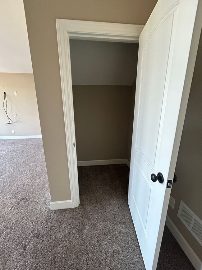 Building Photo - 4 bedroom house with a beautiful view!! **...