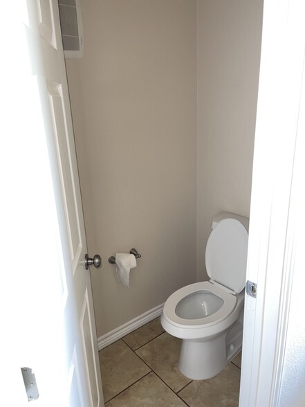 Private toilet - 1305 Kings Way