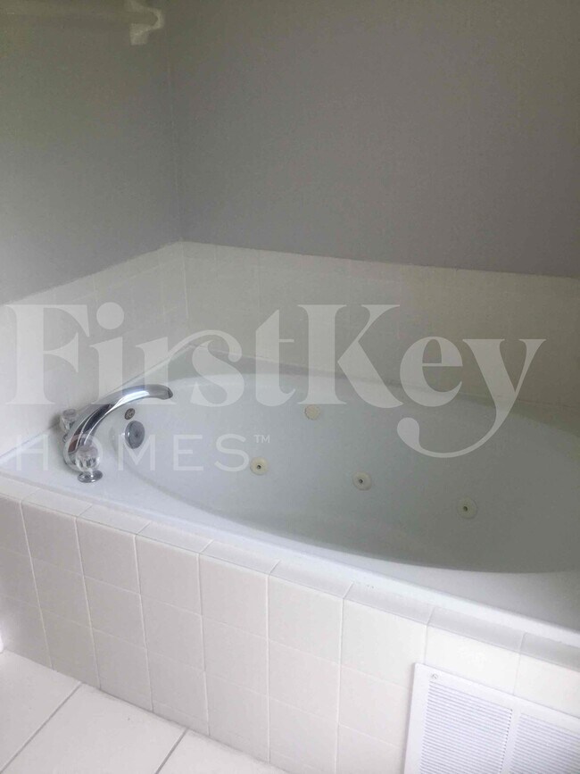 Building Photo - 662 SW Sandbar Terrace