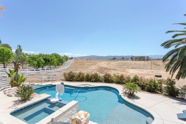 Building Photo - RANCH STYLE POOL HOME ON 2+ ACRES IN THE H...