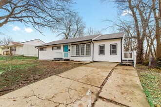 Building Photo - AMAZING Rental in country setting