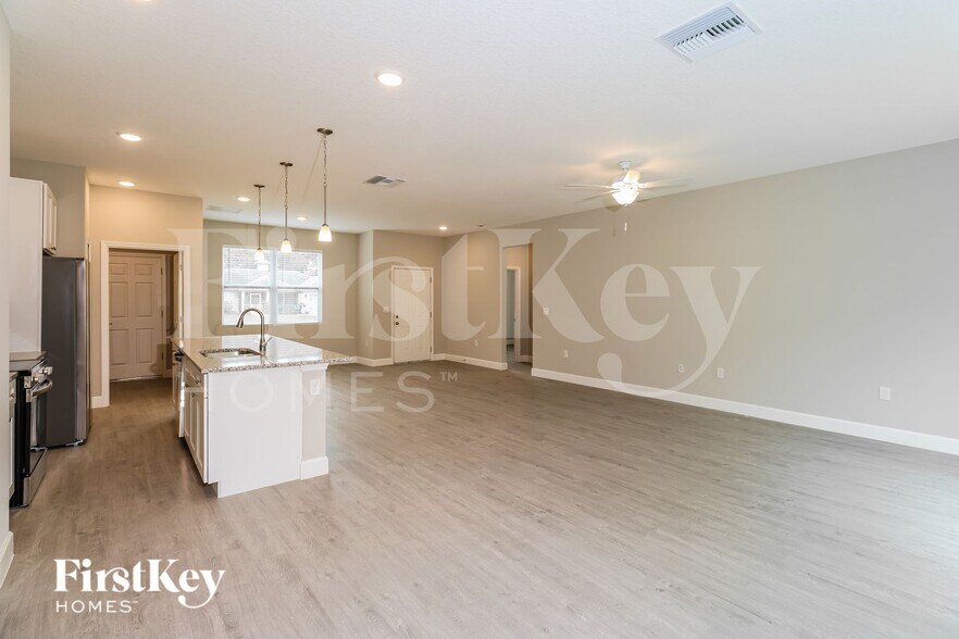 Building Photo - 2703 Flintstone Ave SE