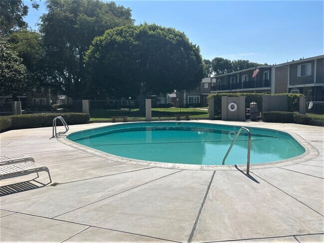 Building Photo - COSTA MESA 4BR/3BA TOWNHOME READY FOR MID-JULY OCCUPANCY