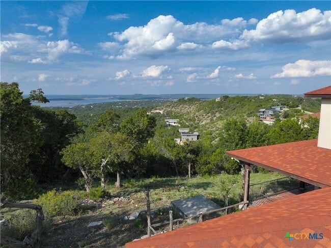 Building Photo - 2000 Village Oak