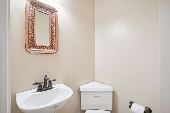 Building Photo - Cleveland Park 5 Bedroom, 3.5 Bath