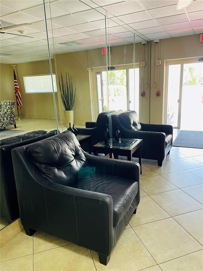 Building Photo - 900 NE 18th Ave