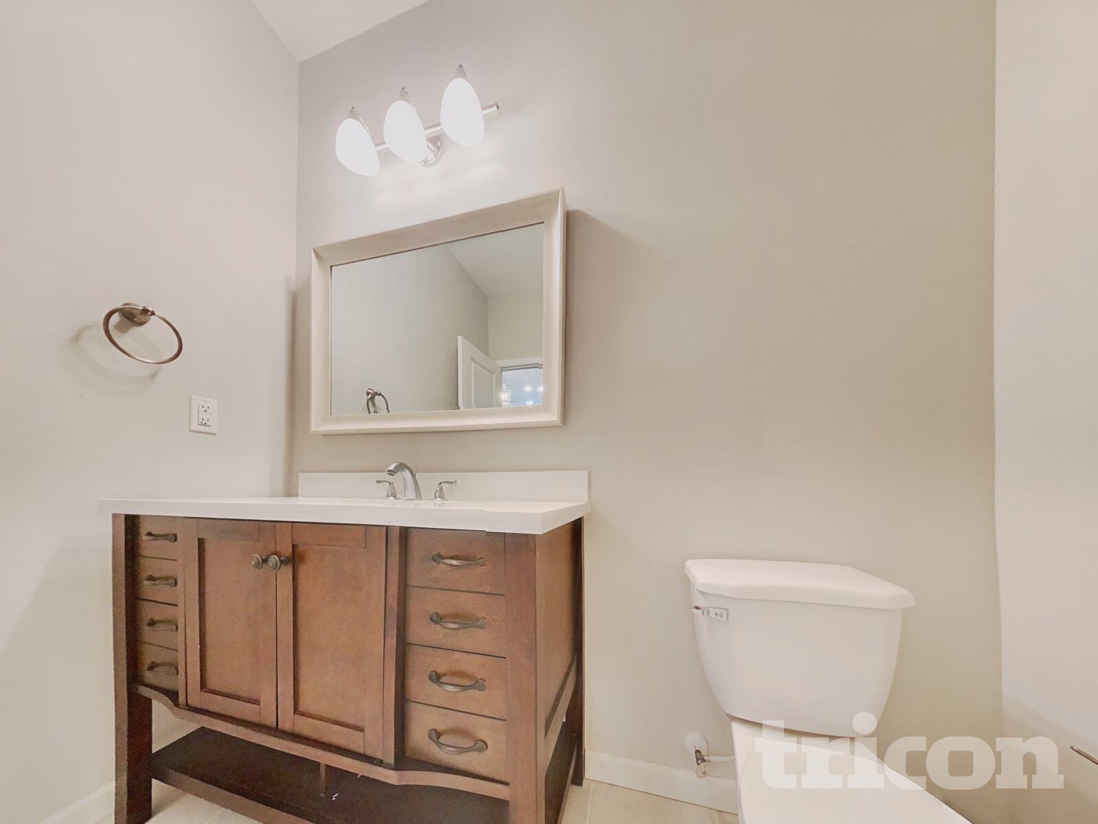 Building Photo - 1576 Queen Elizabeth Dr