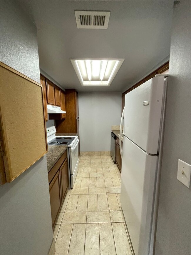 Building Photo - 2B/1B Upper Level Condo in Cottonwood Vill...