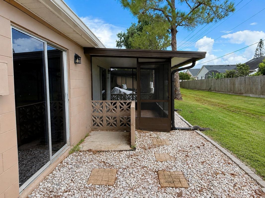 Building Photo - 43 Las Palmas Way