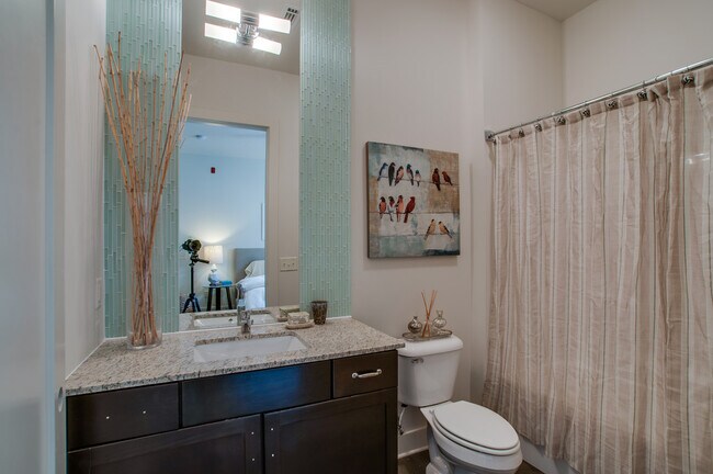 Building Photo - 210 30th Ave N