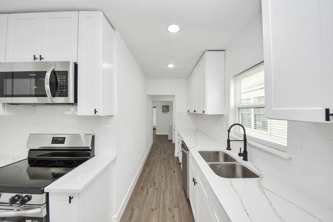 Building Photo - 1203 W 6th St