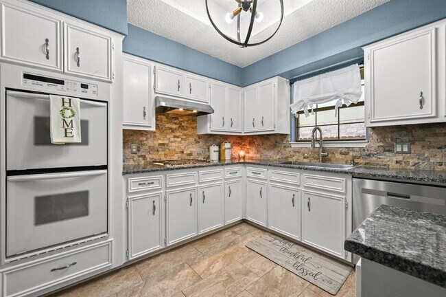 Building Photo - 303 Pin Oak Dr