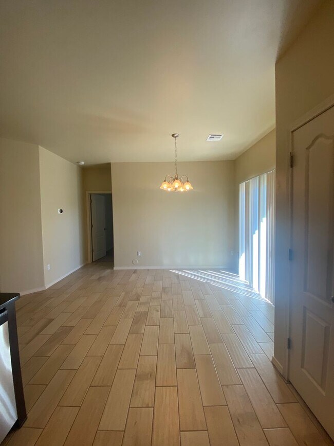Building Photo - Beautiful 3 Bedroom 2.5 Bathroom House Ava...