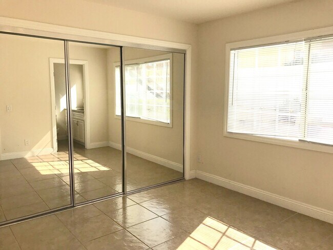 Building Photo - Ground Level Home La Jolla Village! Washer, Dryer, Parking, Upgraded Appliances! Walk to beaches!