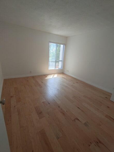 Building Photo - 5950 Canterbury Dr